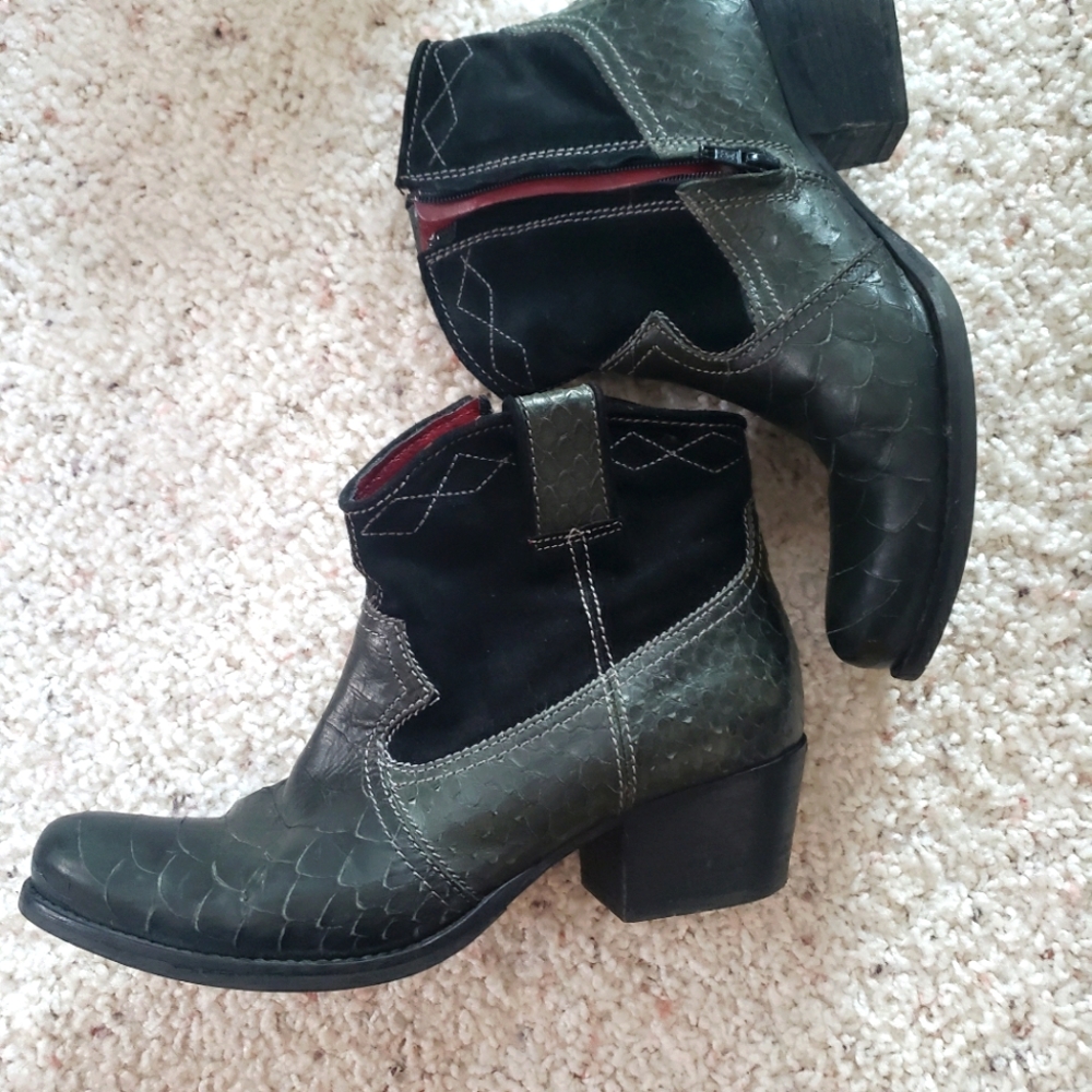 Womans Bootie 7 - image 1